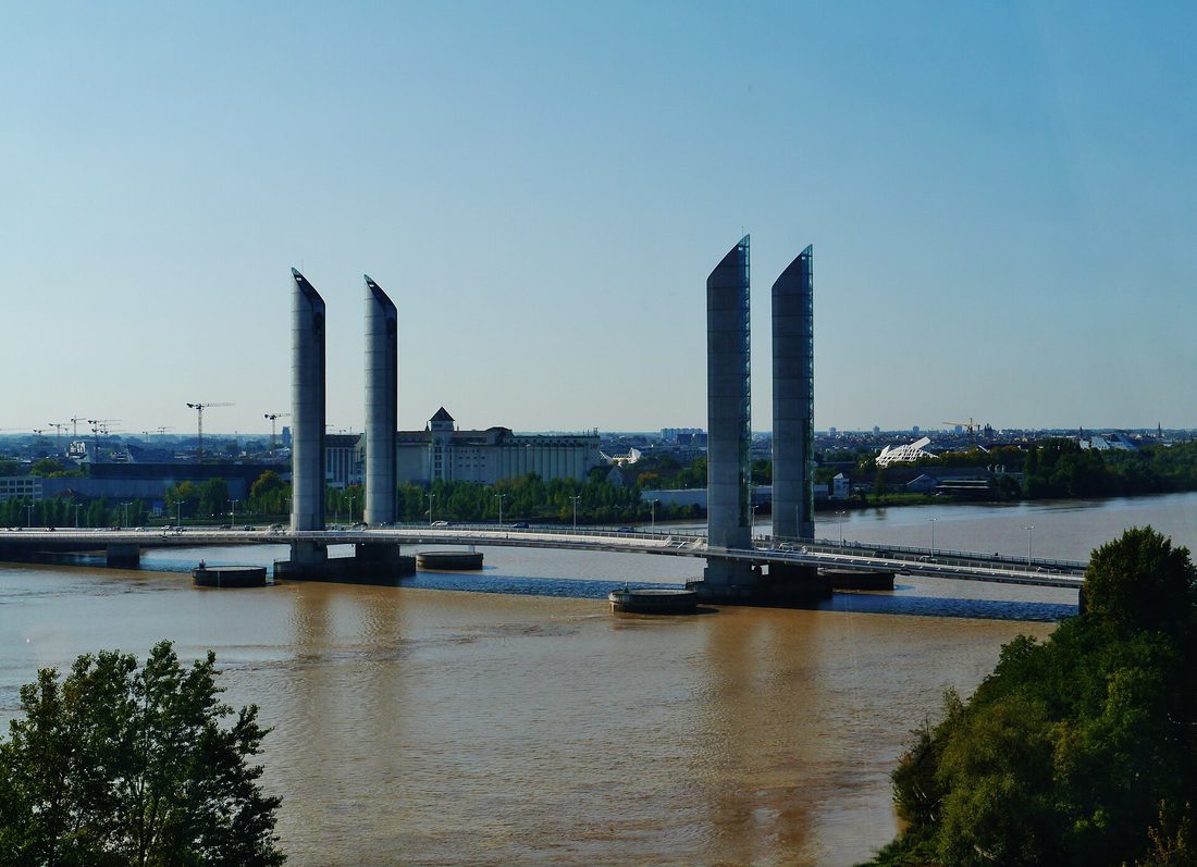 Le pont Jacques-Chaban-Delmas et la Garonne vus depuis le belvédère de la Cité du Vin