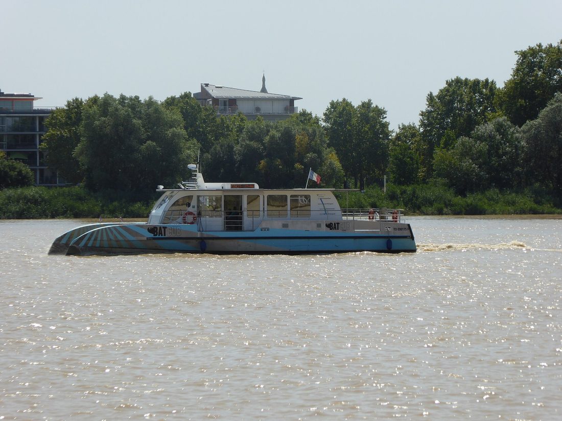La navette fluviale de Bordeaux naviguant sur la Garonne