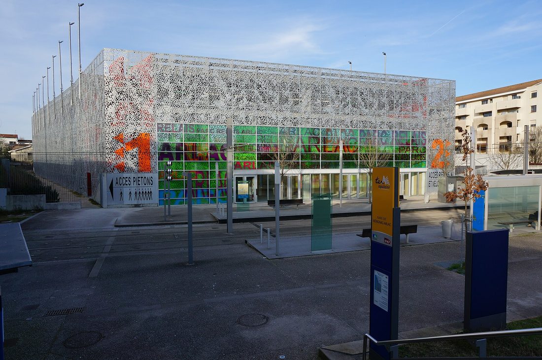 Le bâtiment du parc-relais d'Arlac à Mérignac, avec sa façade ajourée et colorée