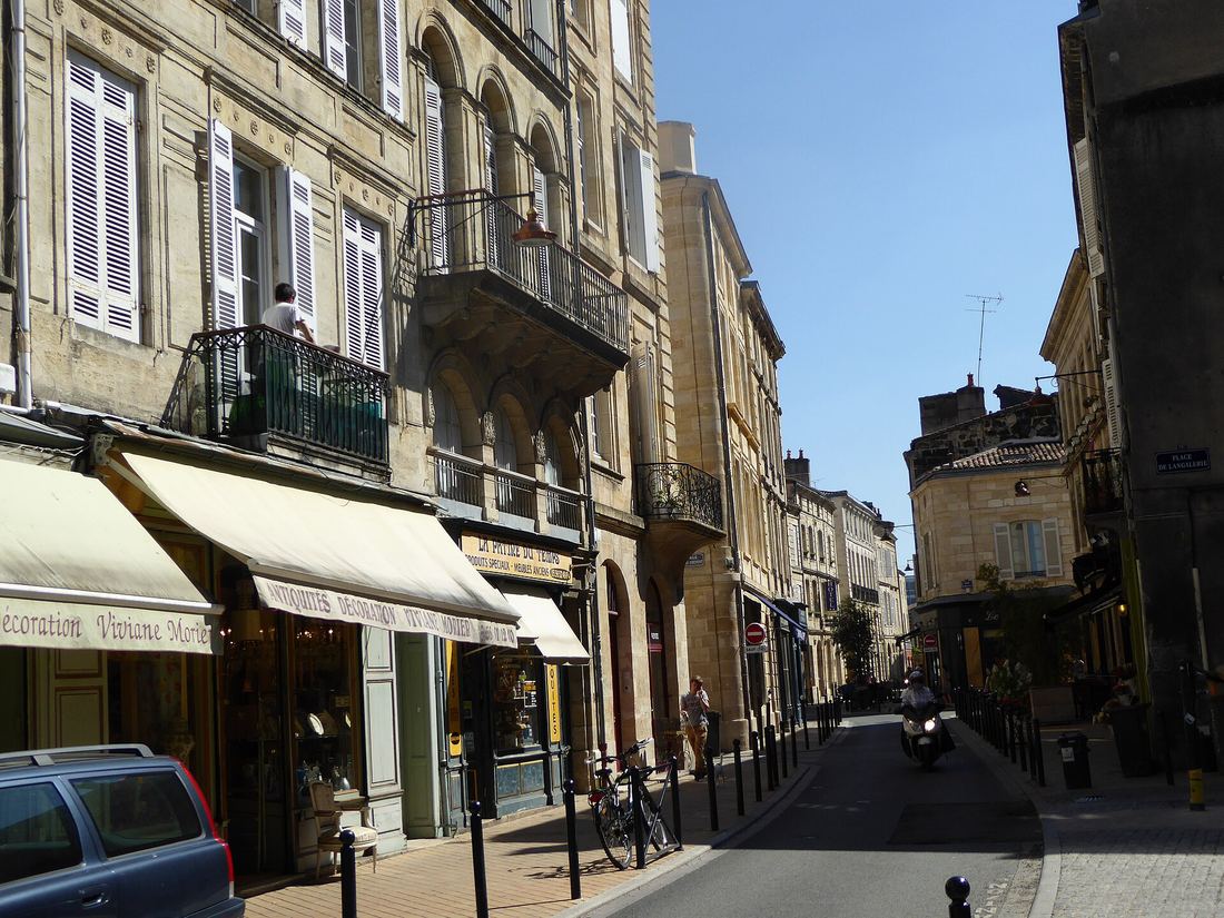 La rue Notre-Dame aux Chartrons, ses façades de pierre, ses balcons et ses boutiques d'antiquités