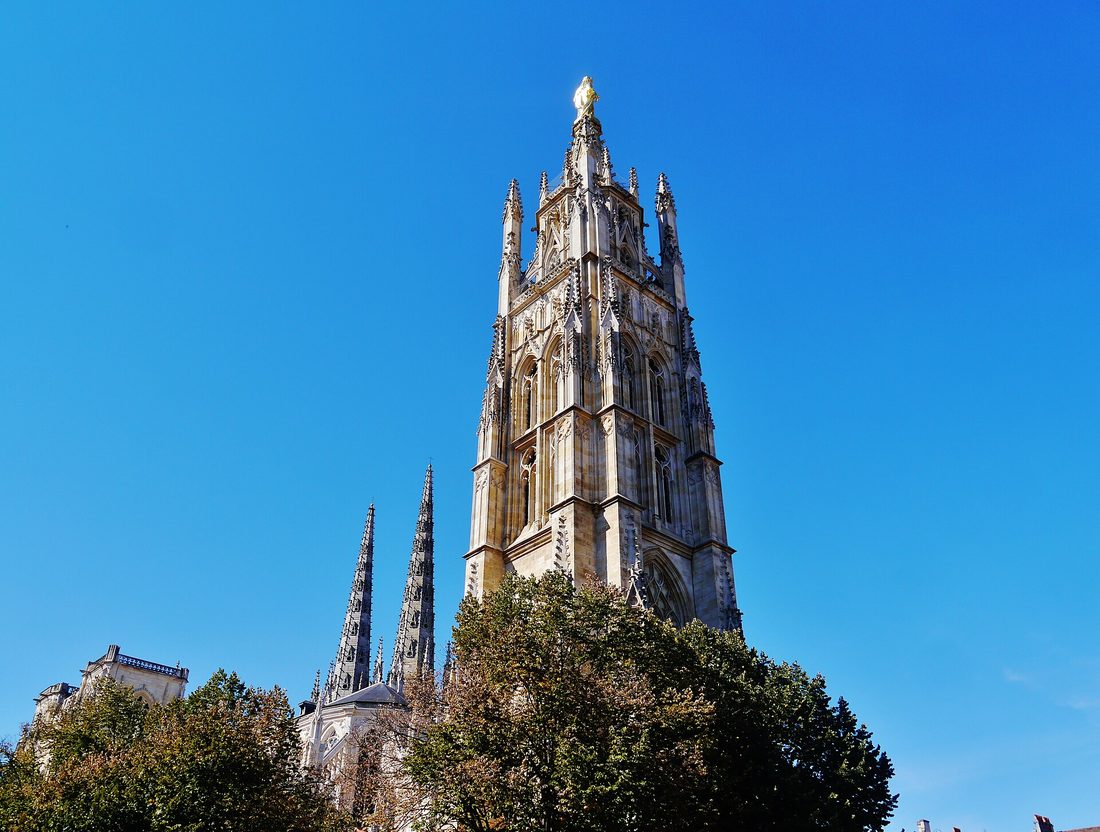 La tour Pey-Berland surmontée de sa statue dorée, à côté de la cathédrale Saint-André